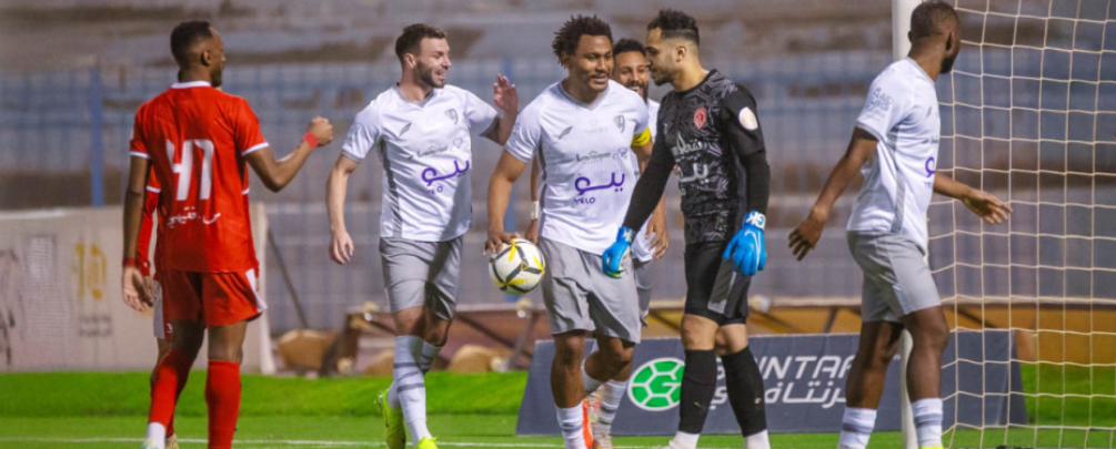 الطائي يضرب العربي برباعية نظيفة